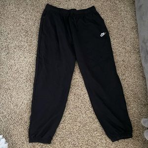 Nike Sportswear Club Fleece Women’s mid-rise oversized sweatpants